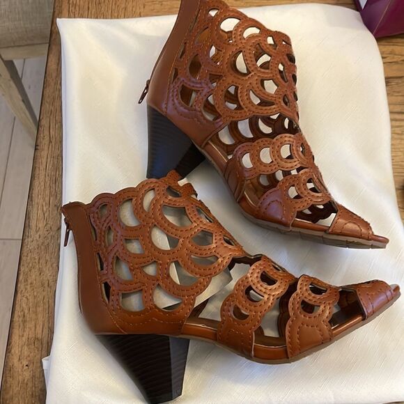 RASOLLI BROWN CUTOUT SHOOTIES. NEW IN BOX. - Picture 4 of 8